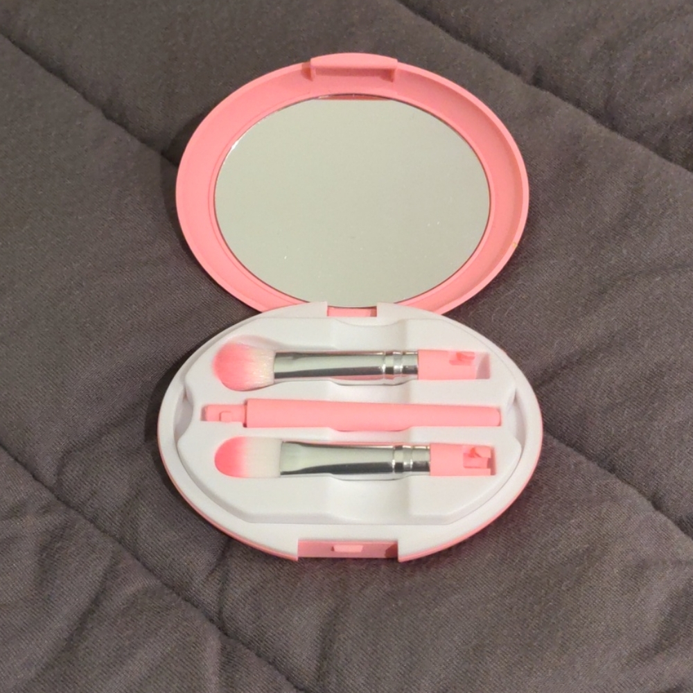 ✨3/$40 - Portable Makeup Brush Set - Picture 2 of 5